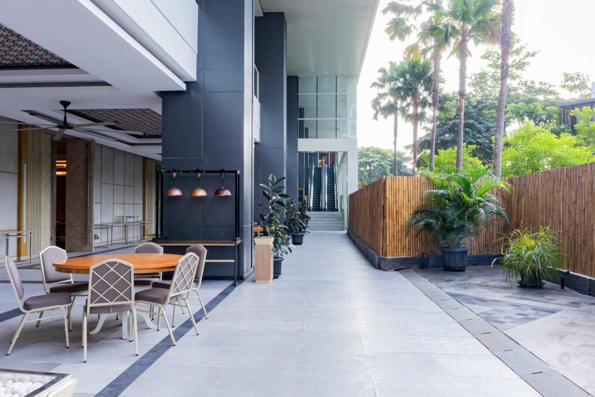 Harris Suites Puri Mansion Jakarta Exteriör bild